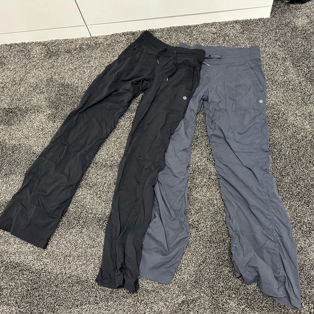 Lululemon parachute pants size 4. Selling each for 25$ or both for 40$